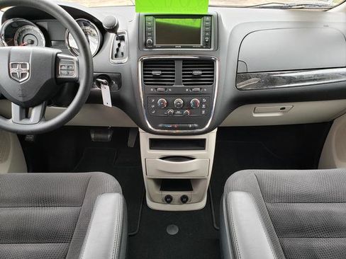 Used 2018 Dodge Grand Caravan SE w/ UConnect Hands-Free Group image 13