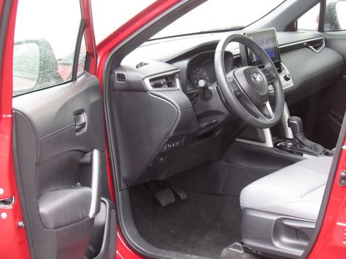 Used 2024 Toyota Corolla Cross SE image 9