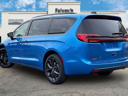 New 2026 Chrysler Pacifica Limited w/ S Appearance Package image 3