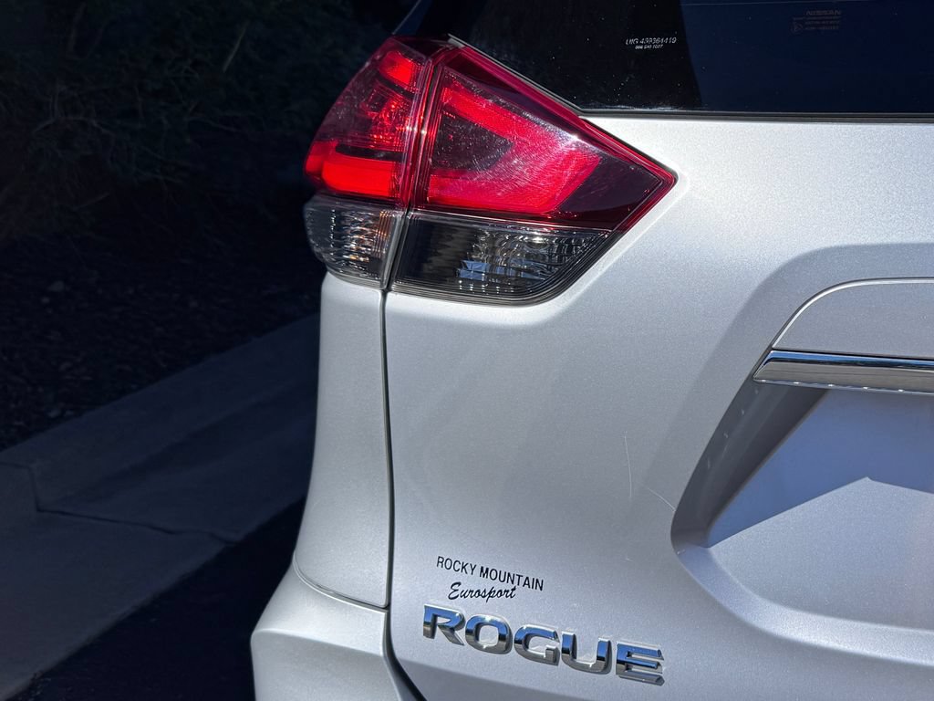 Used 2017 Nissan Rogue SV w/ SV Premium Package AWD/4WD image 8