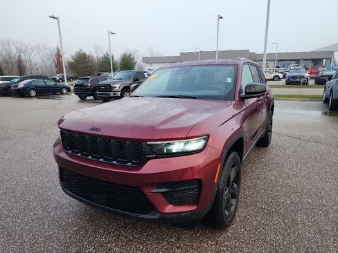 Used 2023 Jeep Grand Cherokee Altitude image 3