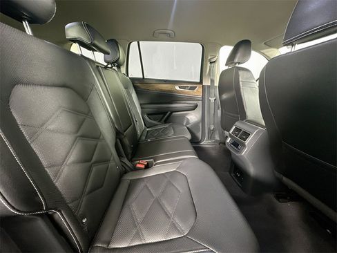 Used 2025 Volkswagen Atlas SE image 27