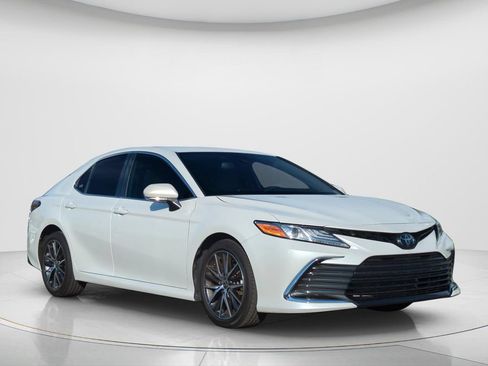 Used 2021 Toyota Camry XLE FWD image 3