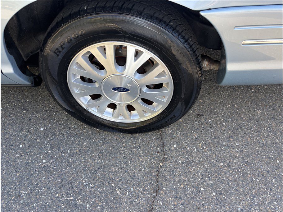 Used 2003 Ford Crown Victoria LX RWD image 14