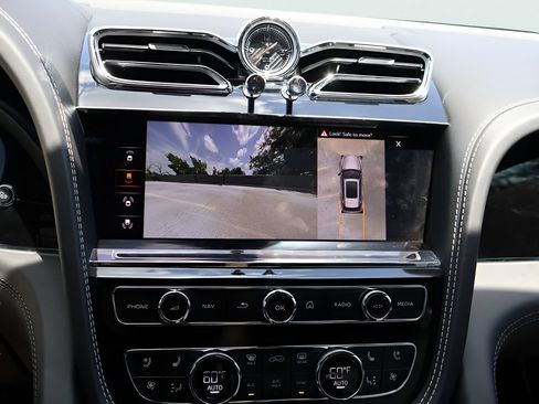 Used 2021 Bentley Bentayga Plug-In Hybrid AWD/4WD image 25