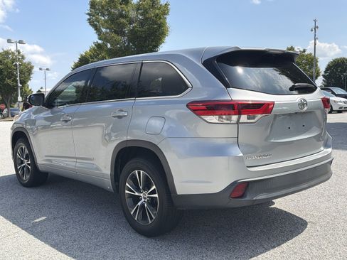 Used 2018 Toyota Highlander LE FWD image 24