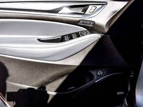 Used 2024 Buick Enclave Premium image 10