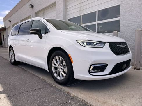 Used 2026 Chrysler Pacifica Limited FWD image 10