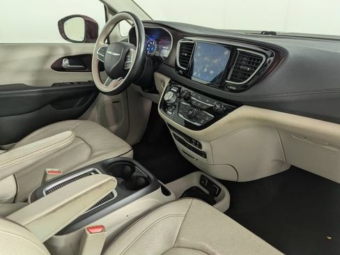Used 2017 Chrysler Pacifica Limited FWD image 21