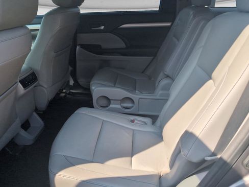 Used 2015 Toyota Highlander XLE AWD/4WD image 30