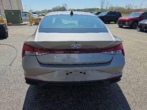 Used 2023 Hyundai Elantra SEL FWD image 5