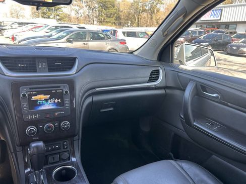 Used 2015 Chevrolet Traverse LT w/ Style and Technology Package image 10