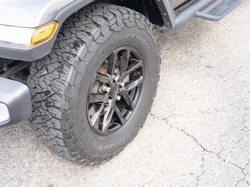 Certified 2023 Jeep Gladiator Sport AWD/4WD image 9