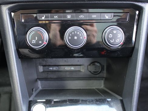 Certified 2023 Volkswagen Taos SE w/ Panoramic Sunroof Package image 17