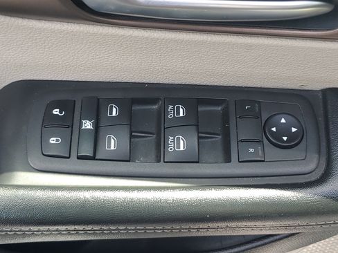 Used 2022 Chrysler Voyager LX image 16