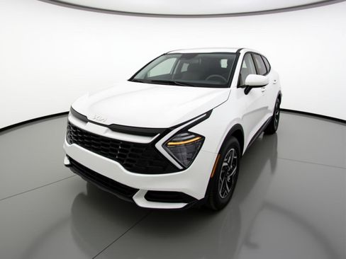 Used 2025 Kia Sportage LX image 3