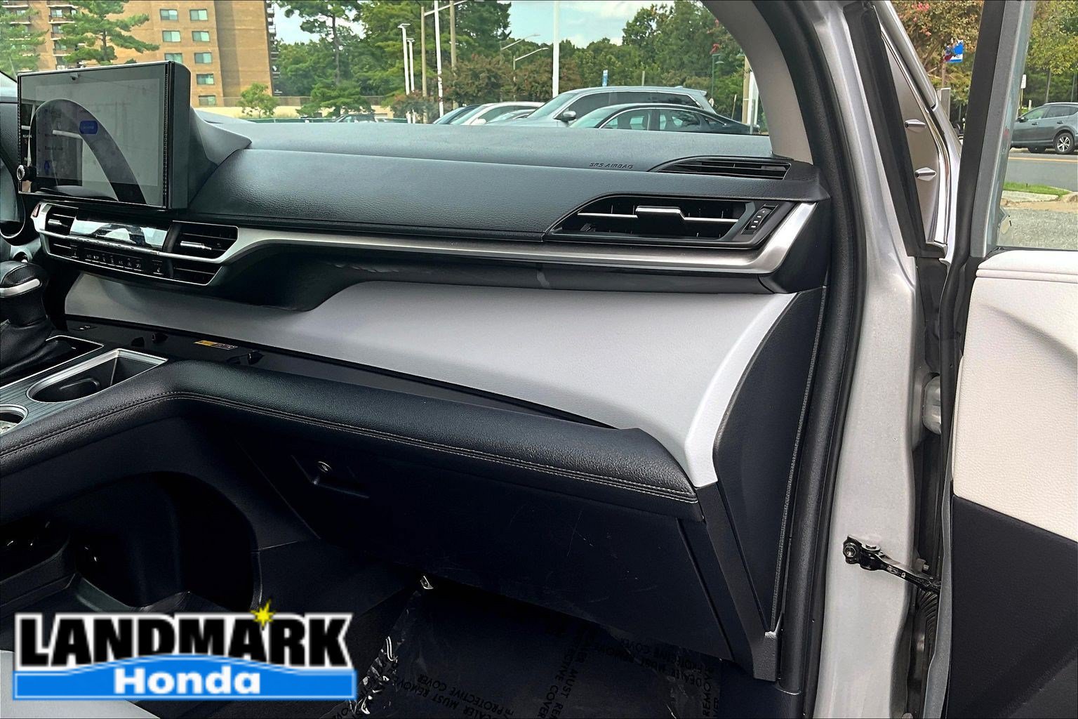 Used 2025 Toyota Sienna XLE FWD image 16