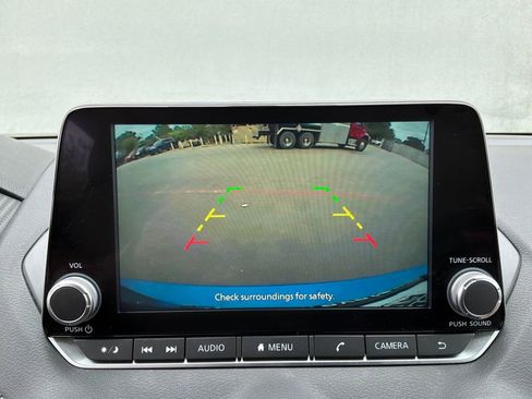 Used 2025 Nissan Sentra SV image 29