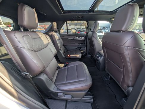 Used 2025 Ford Explorer Platinum w/ Ultimate Package image 11