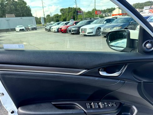 Used 2019 Honda Civic Touring image 9