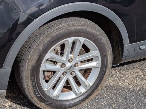 Used 2016 Ford Explorer XLT image 8