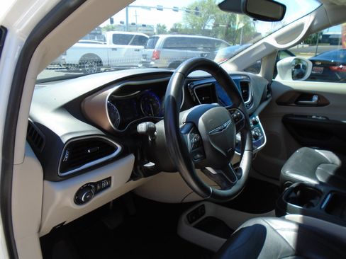 Used 2017 Chrysler Pacifica Touring-L FWD image 15