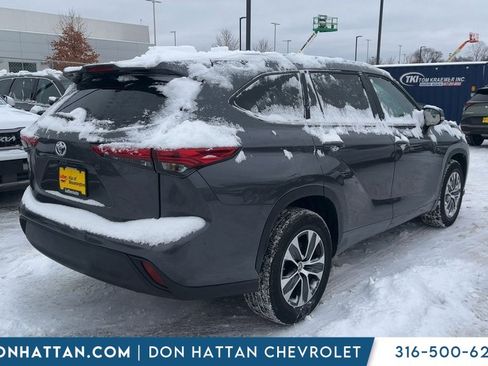 Used 2023 Toyota Highlander XLE image 4