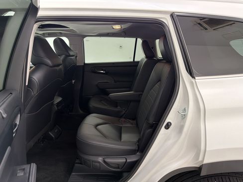 Used 2023 Toyota Highlander XLE FWD image 22