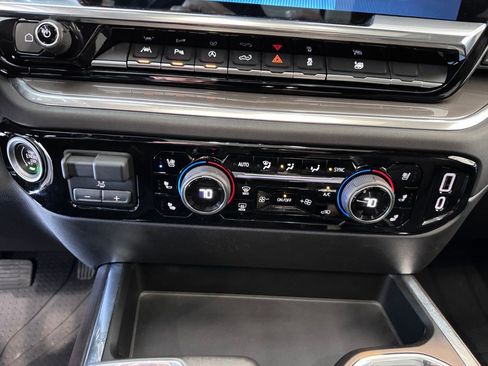 Certified 2022 Chevrolet Silverado 1500 High Country w/ High Country Premium Package AWD/4WD image 17