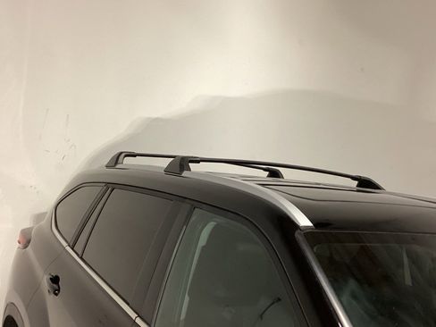 Certified 2023 Toyota Highlander XLE image 6