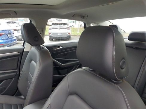 Used 2021 Volkswagen Jetta SE image 15
