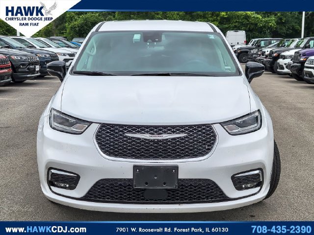 Used 2024 Chrysler Pacifica Touring-L FWD image 4