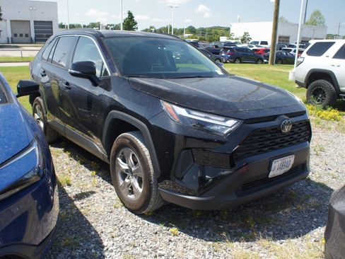Used 2025 Toyota RAV4 XLE AWD/4WD image 3