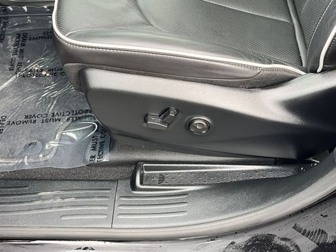 Used 2025 Chrysler Pacifica Limited image 23