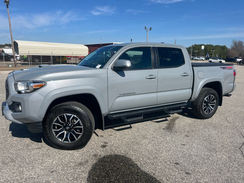 Used 2020 Toyota Tacoma TRD Sport image 3