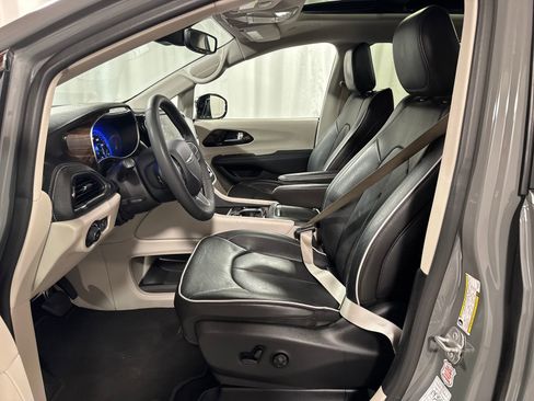 Used 2023 Chrysler Pacifica Limited FWD image 3