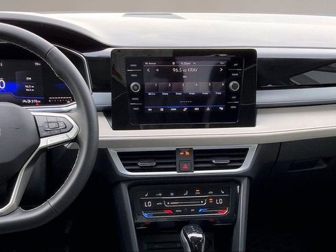 Certified 2025 Volkswagen Taos SE image 6