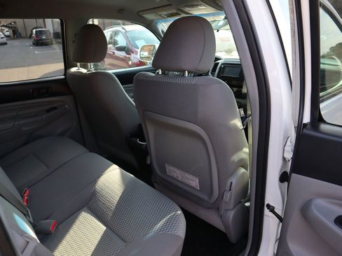 Used 2014 Toyota Tacoma PreRunner w/ SR5 Package image 18