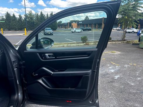 Used 2021 Porsche Cayenne image 23