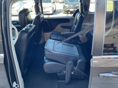 Used 2015 Chrysler Town & Country LX FWD image 29