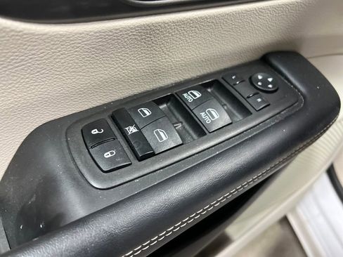 Used 2023 Chrysler Pacifica Touring-L FWD image 18