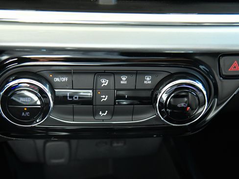 Used 2025 Chevrolet Trax LT FWD image 23