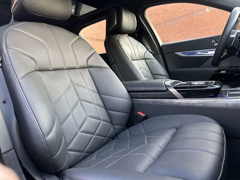 Used 2025 BMW 760i xDrive w/ Executive Package image 29