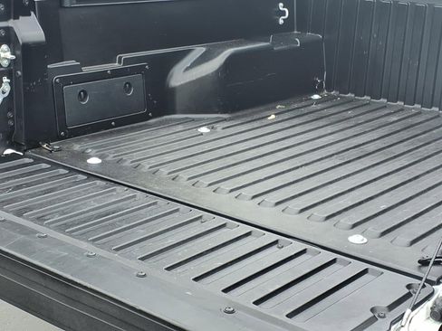 Used 2018 Toyota Tacoma SR5 RWD image 16