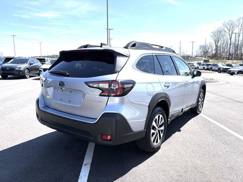 Used 2025 Subaru Outback Premium AWD/4WD image 9