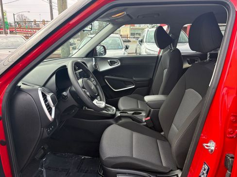 Used 2025 Kia Soul LX w/ LX Technology Package image 24