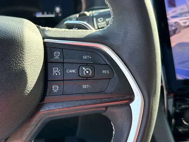 Used 2023 Jeep Grand Cherokee Limited AWD/4WD image 25