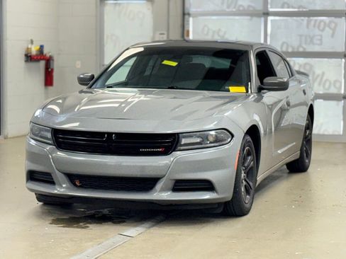 Used 2019 Dodge Charger SXT RWD image 3