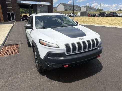 Used 2016 Jeep Cherokee Trailhawk w/ Comfort/Convenience Group AWD/4WD image 4