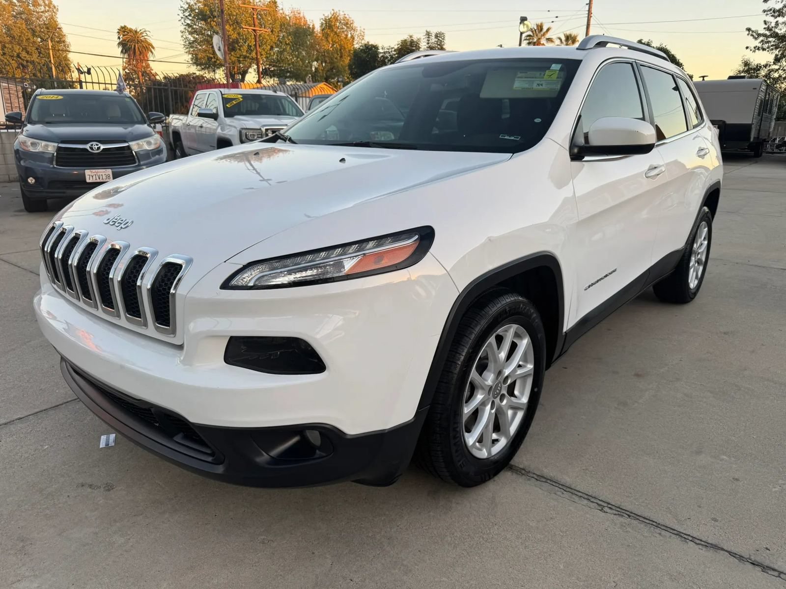 Used 2017 Jeep Cherokee Latitude FWD image 1